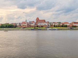 Obraz premium Castle Ruins in Toruń with a View of the Old Town on the Vistula River, Poland.