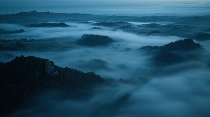 Obraz premium Misty mountain landscape at dawn