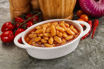 Canned beans in tomato sauce