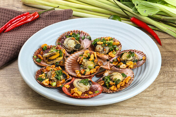 Baked scallops with scalion oil