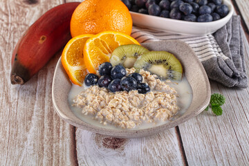 Oats porridge with blueberry, kiwi and orange