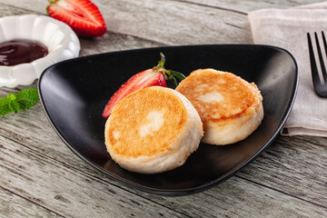 Cottage cheese pancakes - Syrniki for breakfast