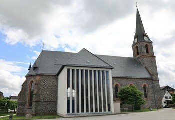 Historische Kirche im Zentrum der Stadt Rennerod im Westerwald
