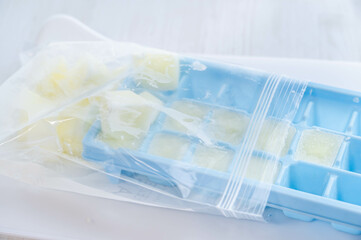 凍らせた牛乳をフリーザーパックで保存