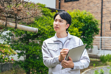 庭木を点検する男性作業員