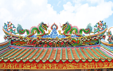 Fototapeta premium Fantastic Roof of Lao Pun Tao Kong with Two Green Dragon Chasing a Flaming Pearl , a Historic Taoist Shrine in the Chinatown of Bangkok, Thailand
