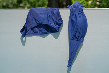 Bikini hängt über dem Pool - bereit für den Sommer