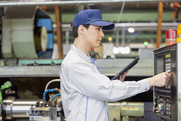 工場で作業する作業員