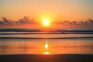 Obraz premium Sunrise over ocean, beach, golden hues