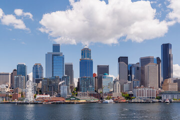 Fototapeta premium Bright and sunny panoramic view of Seattle skyline from the water