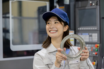 工場で旋盤加工品・フライス加工品を確認する作業員