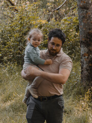 Homme qui porte un enfant dans la nature