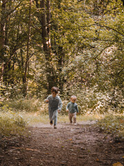 Fototapeta premium Portrait de deux enfants qui court dans la nature