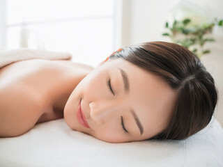 Obraz premium リラクゼーションサロンでくつろぎ癒される日本人女性
