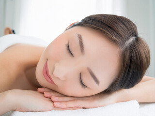 Obraz premium リラクゼーションサロンでくつろぎ癒される日本人女性