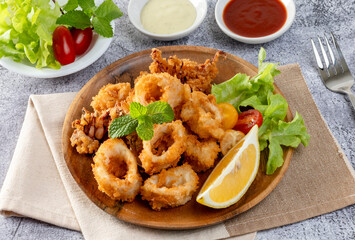 Fried squid : Tender calamari rings coated in seasoned batter,  served with Tartar Sauce
