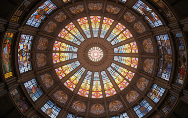 Obraz premium Colorful stained glass window with radiant sunlight