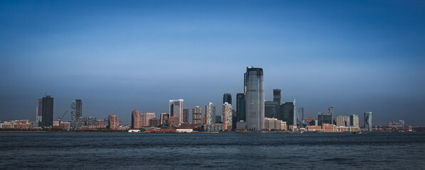 Vista panorámica de la ciudad de Nueva Jersey desde el ferry a Staten Island. Panorámica de la ciudad a orillas de Upper Bay destacando el rascacielos 30 Hudson Street. Estados Unidos.