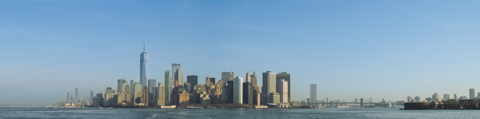 Vista panorámica de la ciudad de Nueva York desde Staten Island, EE.UU. Rascacielos del Distrito Financiero al sur de la isla de Manhattan.