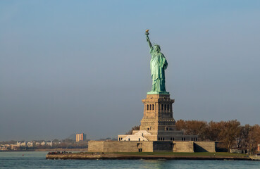 Fototapeta premium Estatua de la Libertad, La Libertad Iluminando al Mundo, Estados Unidos. La famosa estatua neoyorquina se encuentra en la Isla Ellis. Estados Unidos.