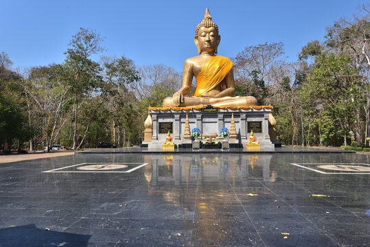 Puttha Utthayan and Pra Mongkol Ming Muang is the most famous temple in Amnat Charoen, Thailand