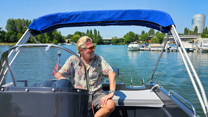 Mann fährt mit seinem Boot 