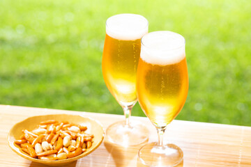屋外でビールを楽しむ