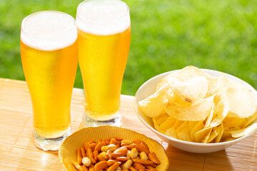 屋外でビールを楽しむ