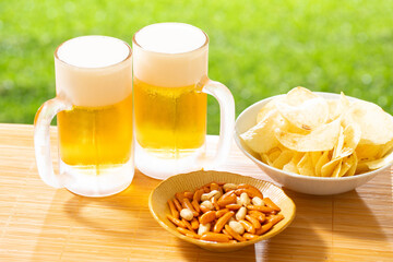 屋外でビールを楽しむ