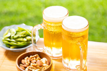 屋外でビールを楽しむ