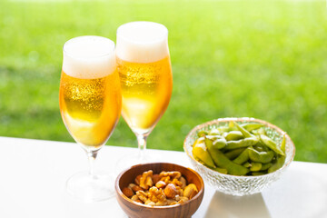 屋外でビールを楽しむ