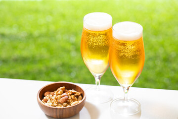 屋外でビールを楽しむ