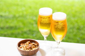 屋外でビールを楽しむ