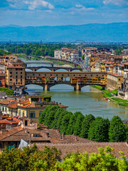 Tourists flood the old bridge and the banks of the Arno. Overtourism, a serious problem for the permanent residents of Florence and many other places in the world.