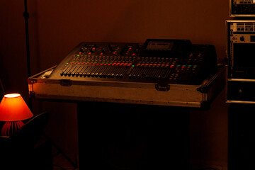 Mesa de som profissional com luz dramática em estúdio / Professional mixing console with dramatic lighting in studio