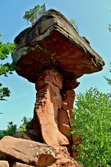 Der Teufelstisch in Hinterweidenthal im Pfälzer Wald im Landkreis Südwestpfalz in Rheinland-Pfalz. Aussicht vom Premium-Wanderweg Hinterweidenthaler Teufelstisch-Tour. 