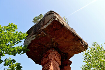 Der Teufelstisch in Hinterweidenthal im Pfälzer Wald im Landkreis Südwestpfalz in Rheinland-Pfalz. Aussicht vom Premium-Wanderweg Hinterweidenthaler Teufelstisch-Tour. 