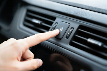 hand press emergency stop button in the car concept pulsar con la mano el botón de parada de emergencia en el concepto coche bouton d'arrêt d'urgence actionné à la main dans le concept de la voiture