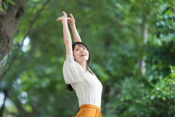深呼吸　伸び　女性