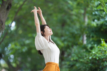 深呼吸　伸び　女性
