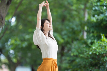深呼吸　伸び　女性