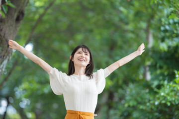 深呼吸　伸び　女性
