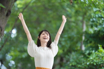 深呼吸　伸び　女性