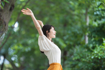深呼吸　伸び　女性