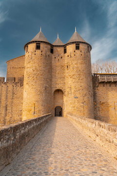 Puertas de un castillo medieval franc&eacute;s con torres de pico.
