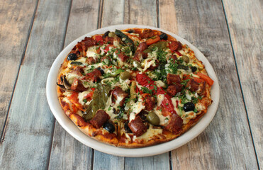 Pizza orientale, merguez, poivrons, tomates