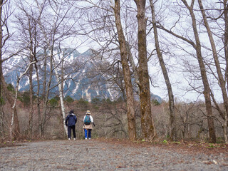初夏の観光名所上高地の穂高連峰と梓川の風景と散歩する観光客の姿