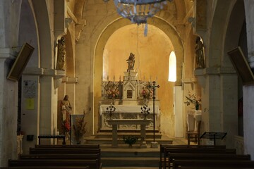 Eglise Sainte-Trophime, église romane, village typique de Lacoste, département du Vaucluse, France