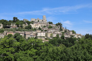 Fototapeta premium Vue d'ensemble du village, village typique de Lacoste, département du Vaucluse, France