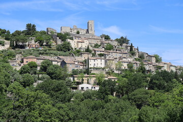 Vue d'ensemble du village, village typique de Lacoste, département du Vaucluse, France